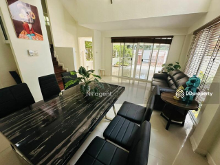 Spacious 3-Floor House in Sukhumvit 31 with 5 Bedrooms