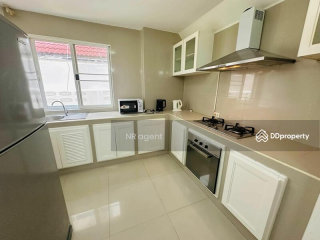 Spacious 3-Floor House in Sukhumvit 31 with 5 Bedrooms