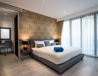 4-жұлдызды Twin Sands қонақ үйінің бассейн көрінісі бар және ыңғайлылықтары бар бөлмесі