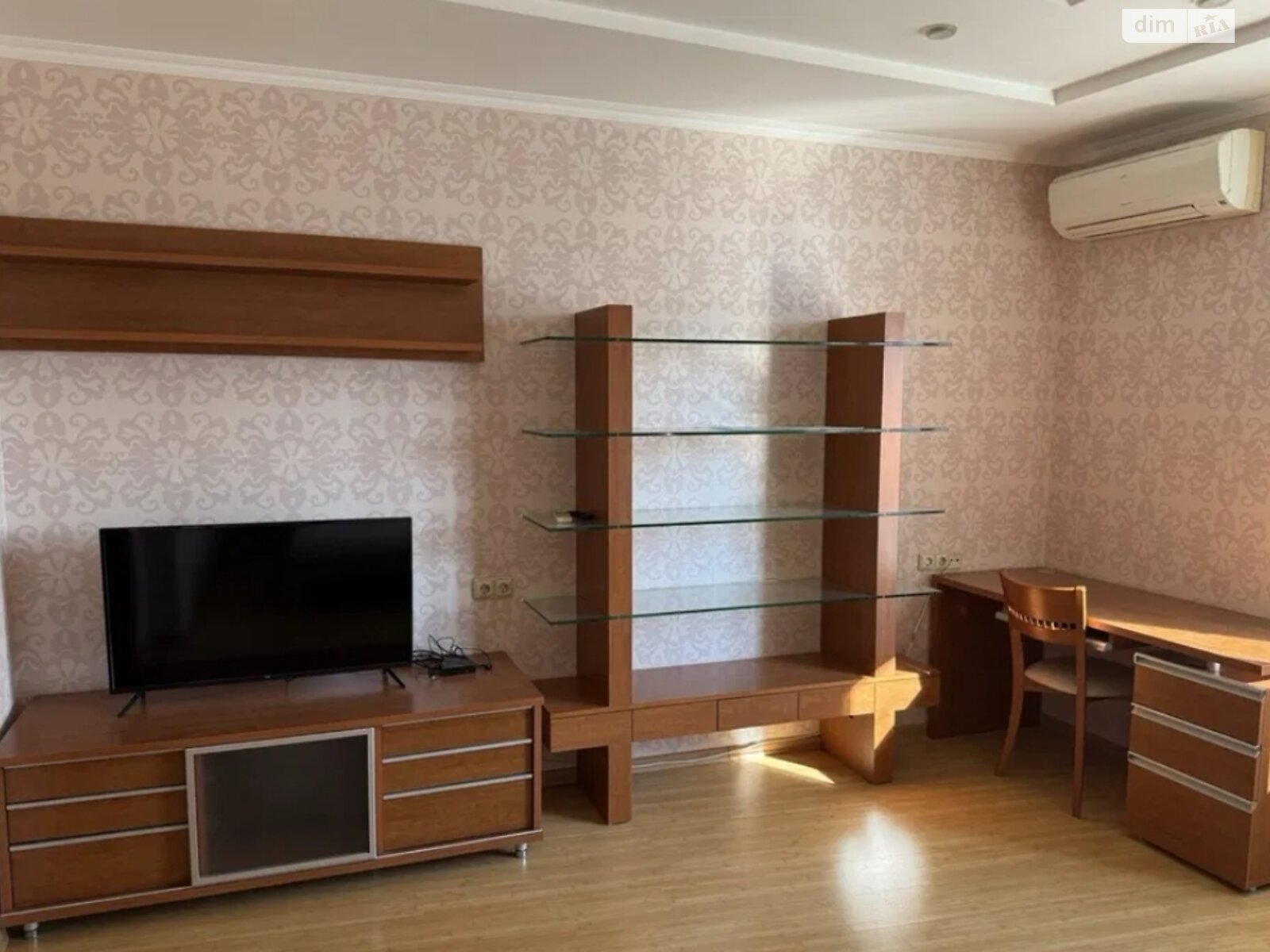 Stylish Apartment on Left Bank with City View and Convenient Storage