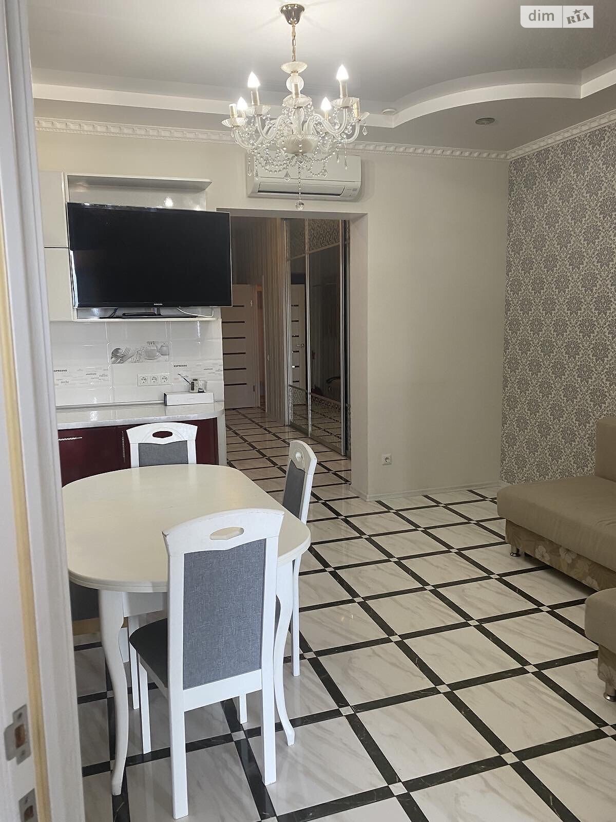 Two-bedroom apartment with sea view in Paris residential complex