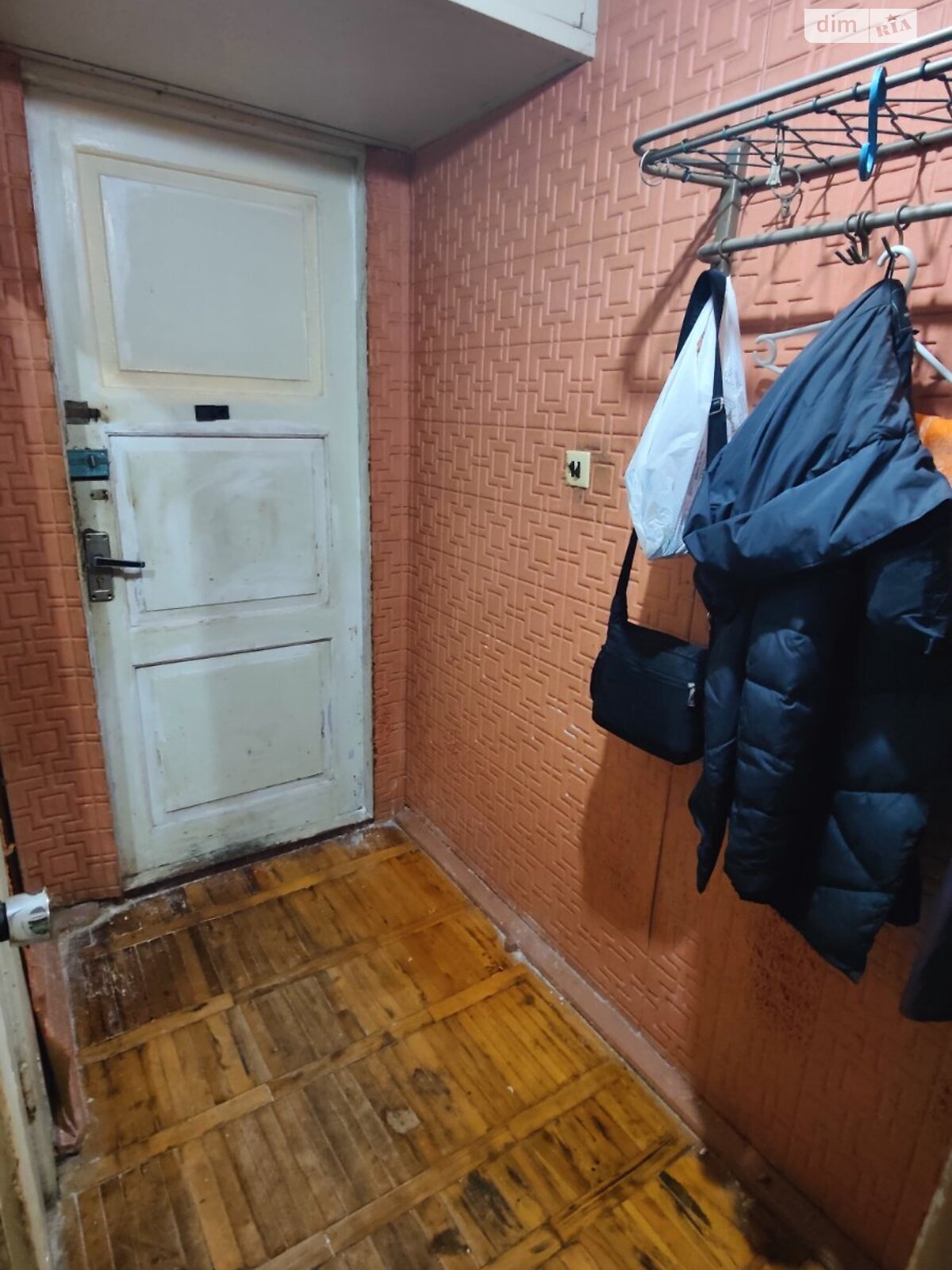 1-Room Apartment on Cheremushki, First Floor with Balcony