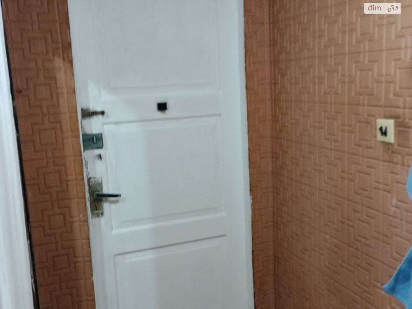 1-Room Apartment on Cheremushki, First Floor with Balcony