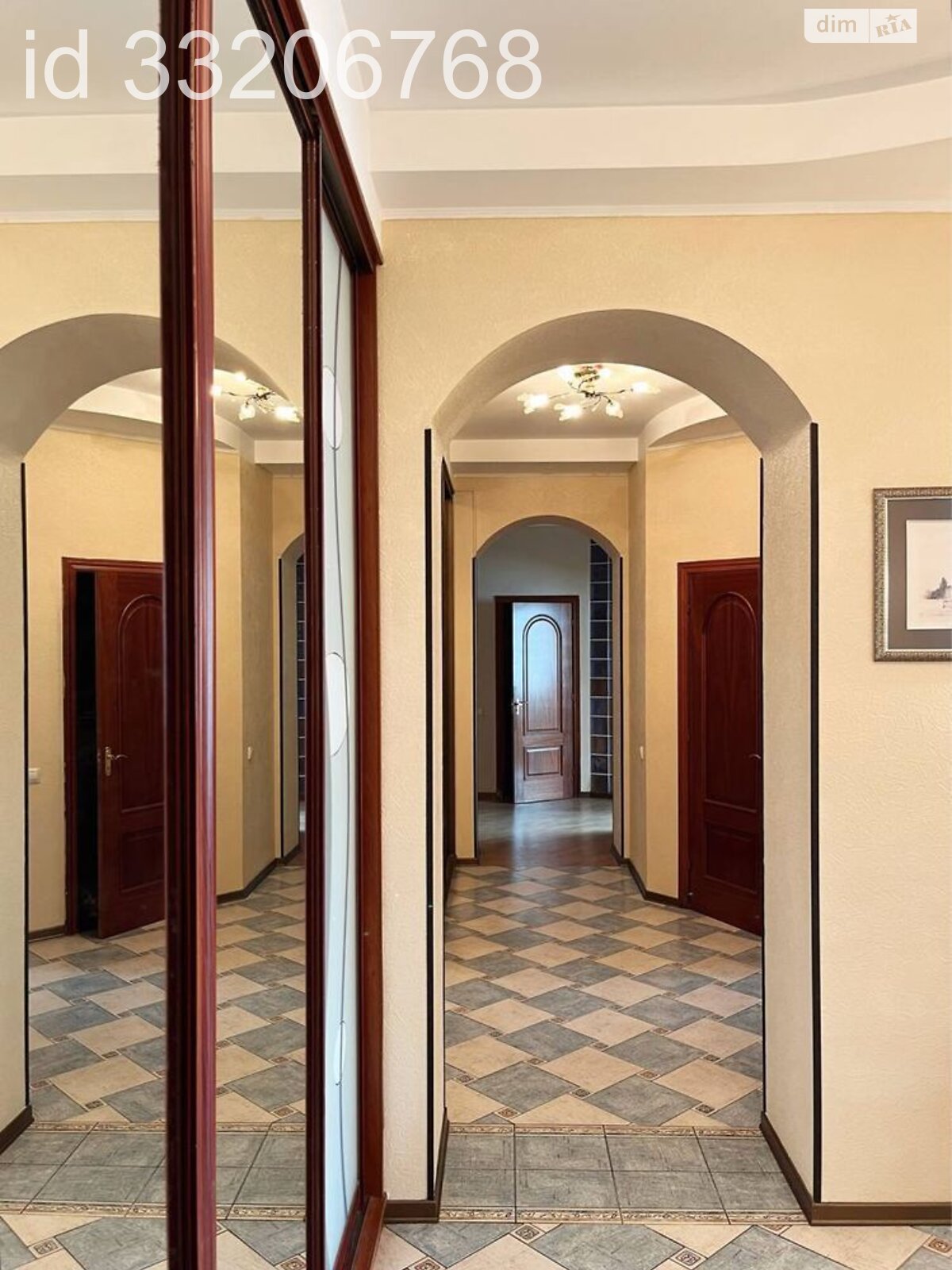 Spacious 3-bedroom apartment near Natalka Park with modern design