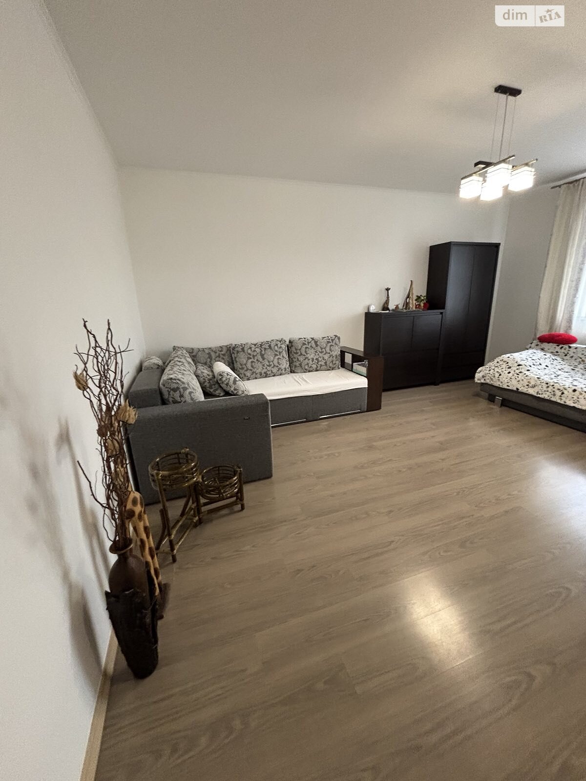 One-bedroom apartment with good renovation near amenities