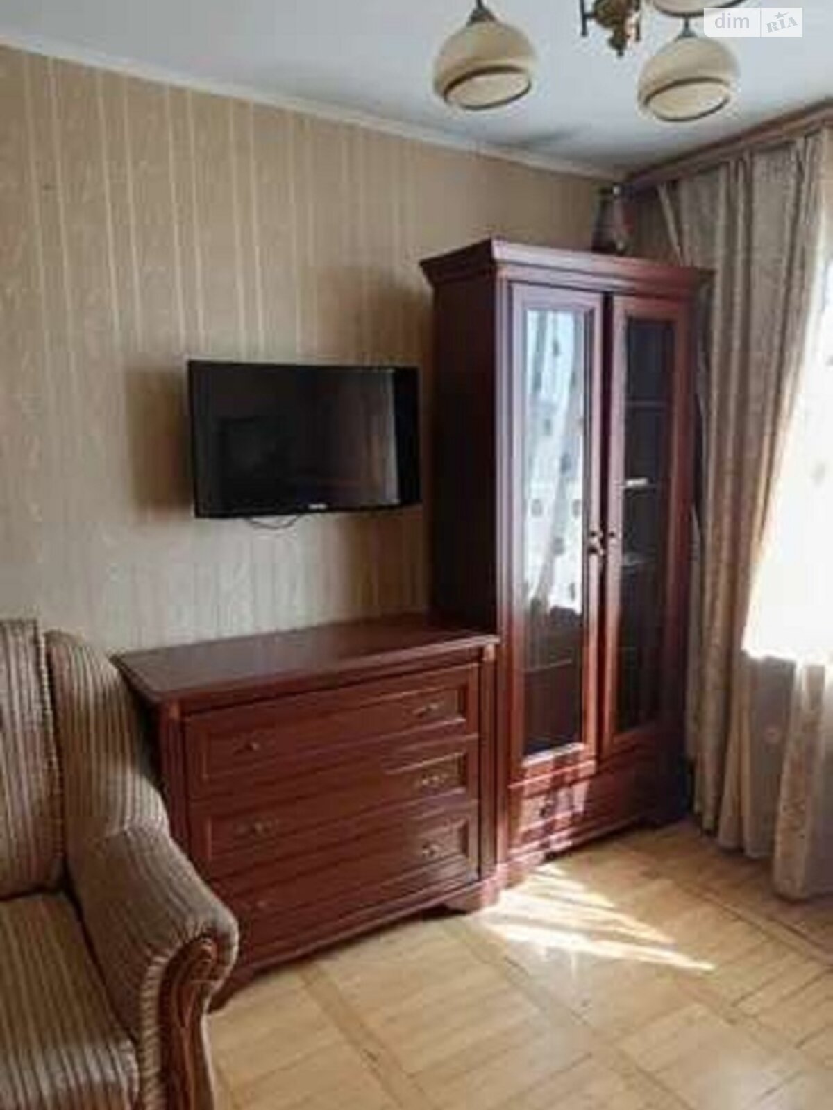 Cozy retro studio near Dorohozhychi metro with good repair