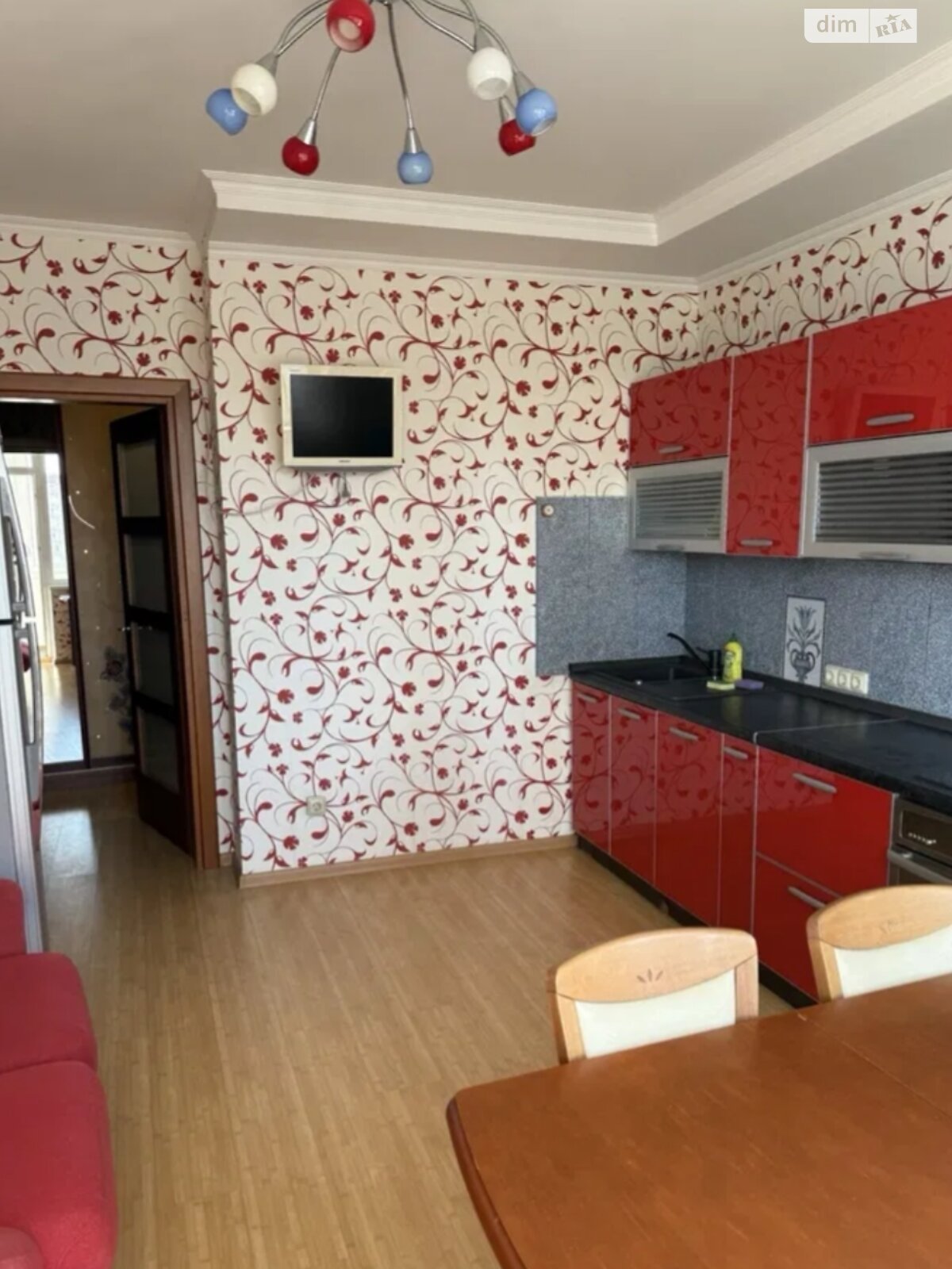 Stylish Apartment on Left Bank with City View and Convenient Storage