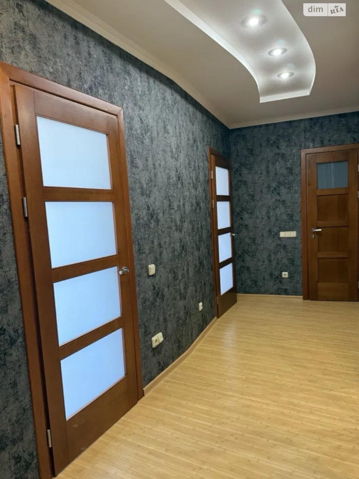 Қала көрінісі бар ыңғайлы сақтаумен Сол жақ жағалаудағы стильді пәтер