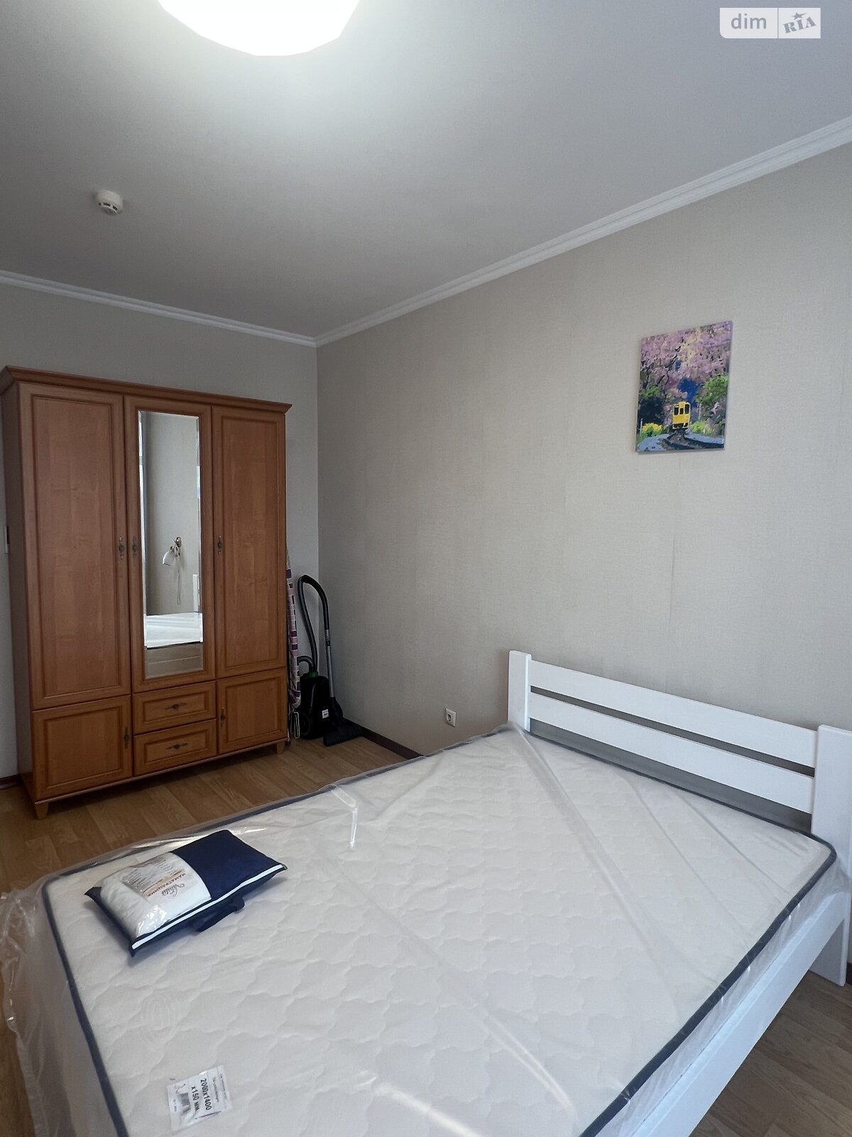 1-bedroom apartment on 8th floor of 25-story building