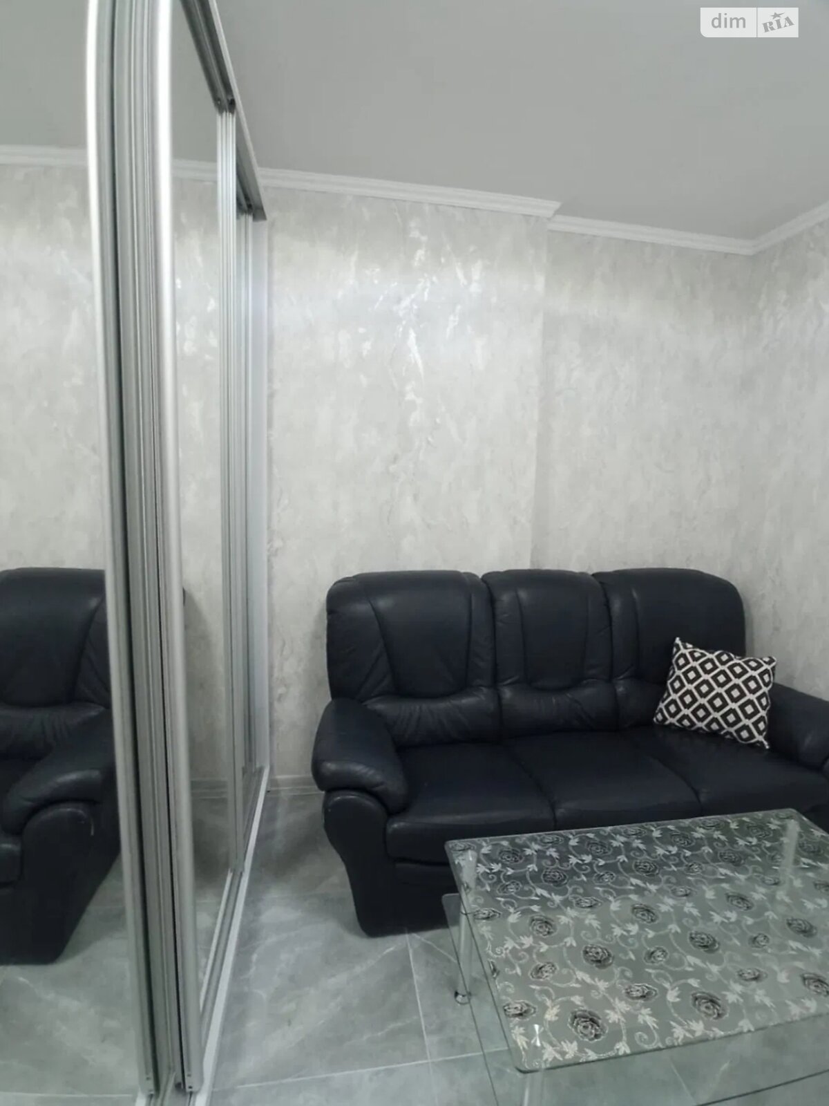 Stylish 2022 Apartment with Modern Amenities near Metro
