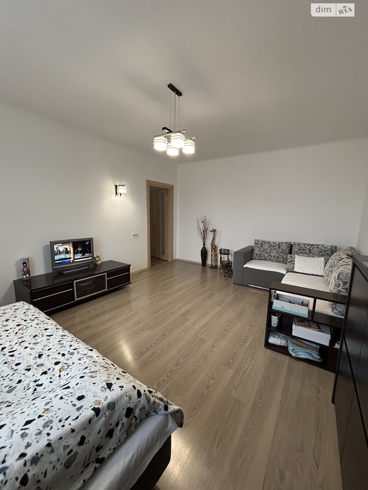 One-bedroom apartment with good renovation near amenities