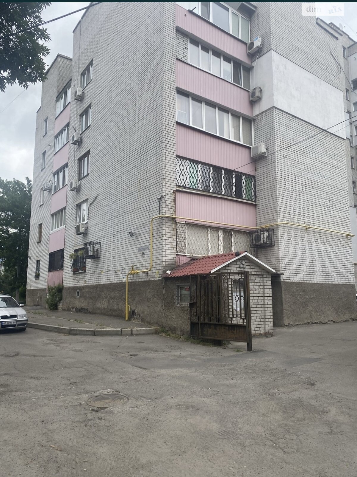 3-Room Apartment in Prestigious Neighborhood near Shopping Center