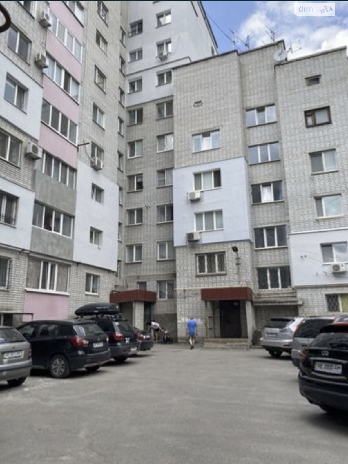 3-Room Apartment in Prestigious Neighborhood near Shopping Center