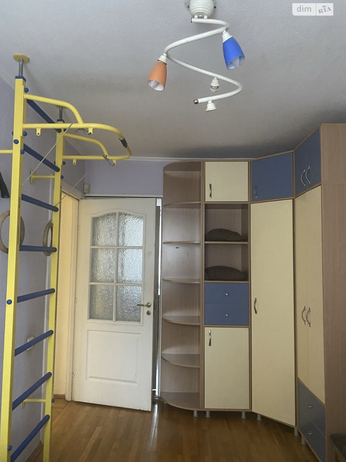 3-Room Apartment in Prestigious Neighborhood near Shopping Center