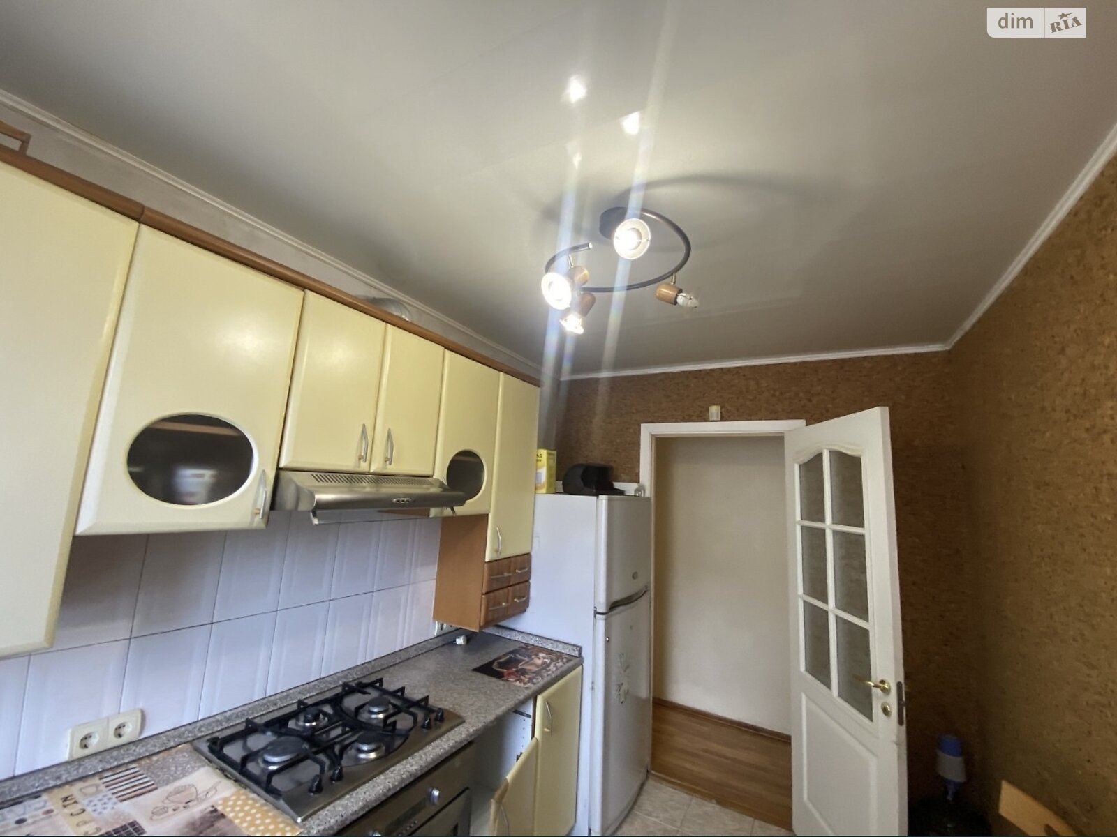 3-Room Apartment in Prestigious Neighborhood near Shopping Center