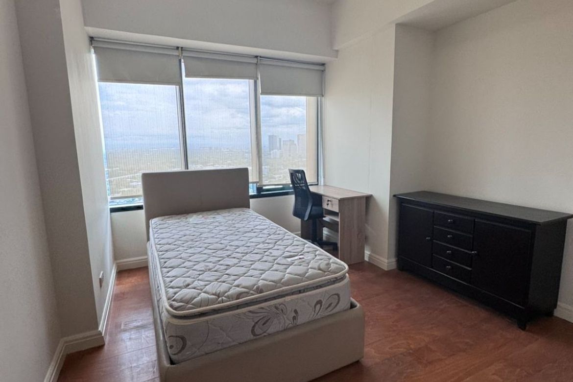 One Rockwell East, 32-ші қабаттағы балконды жиһазбен жабдықталған 2 бөлмелі пәтер