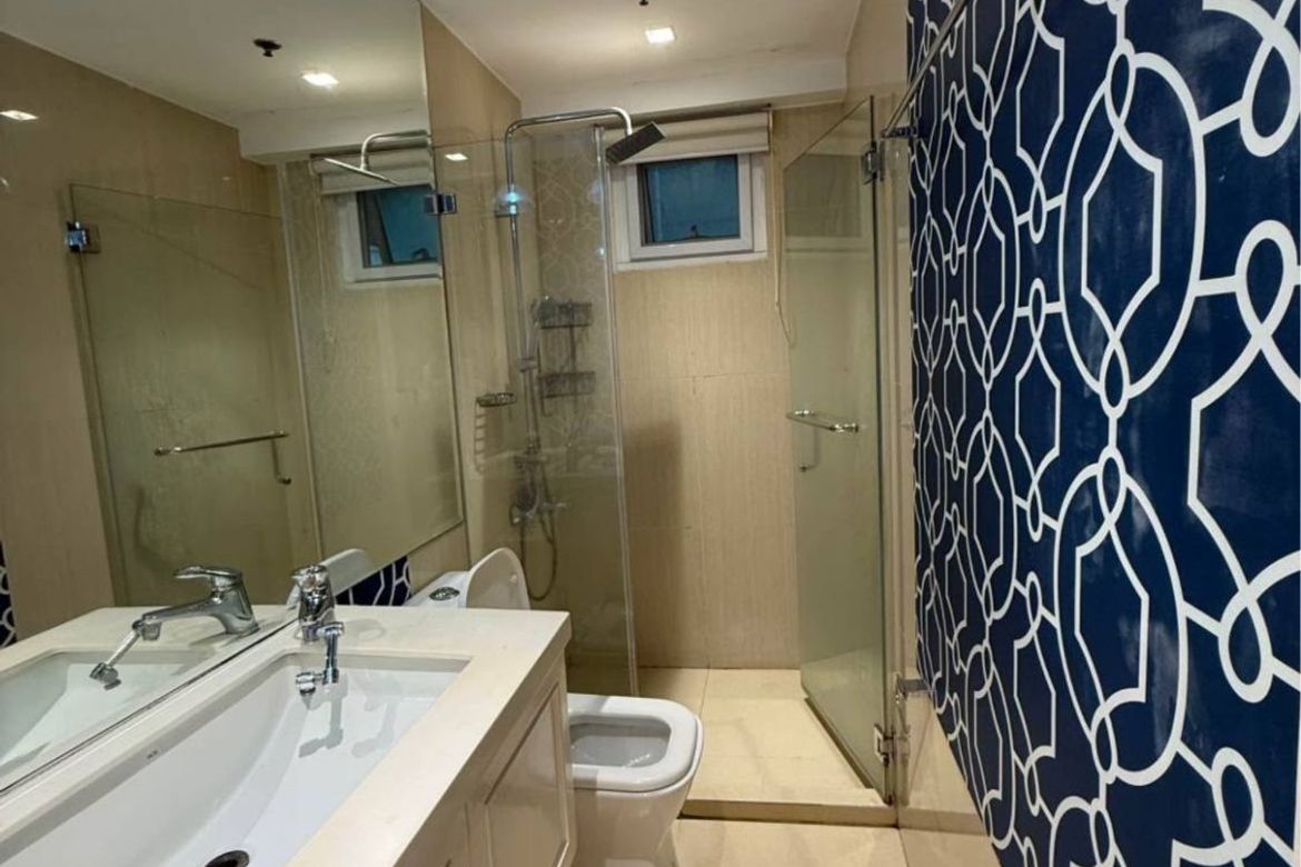 Two Serendra-дағы қызметші бөлмесі бар 2 жатқа бөлмелі жиһаздармен жабдықталған пәтер