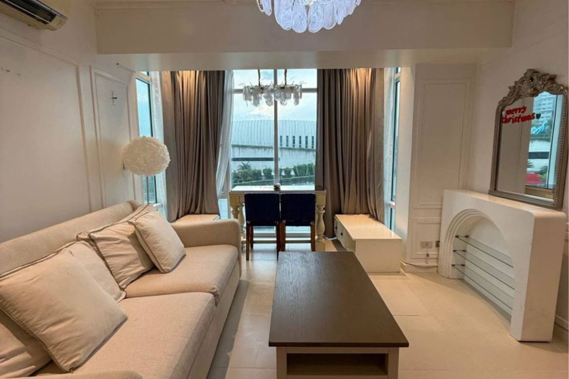 Two Serendra-дағы қызметші бөлмесі бар 2 жатқа бөлмелі жиһаздармен жабдықталған пәтер