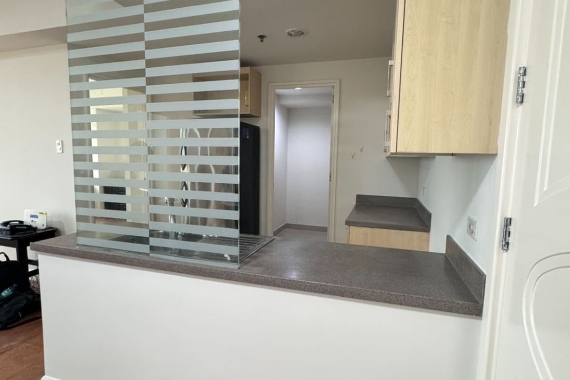 One Rockwell East, 32-ші қабаттағы балконды жиһазбен жабдықталған 2 бөлмелі пәтер