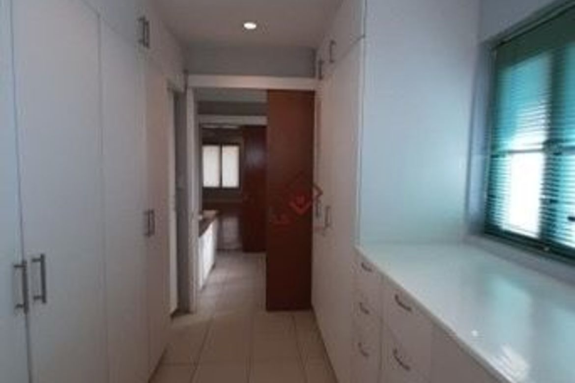 Аяла Алабанг ауылындағы жүзім бассейні бар 4 бөлмелі кең үй