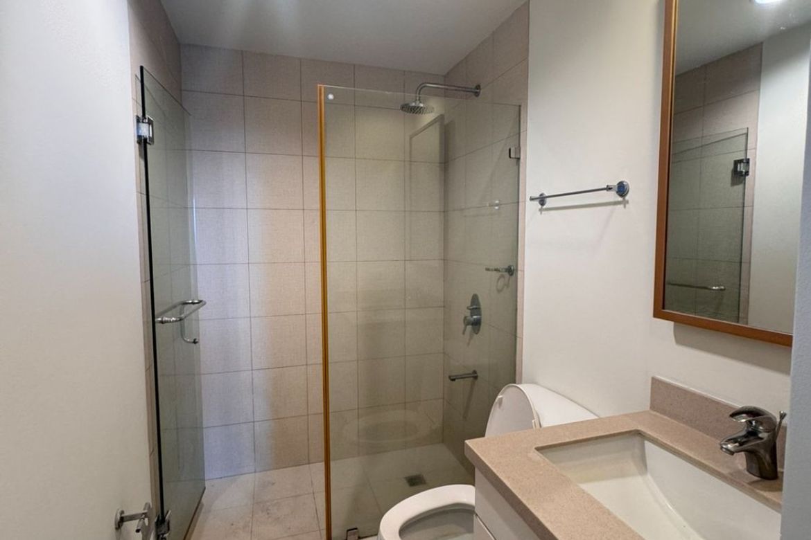 One Rockwell East, 32-ші қабаттағы балконды жиһазбен жабдықталған 2 бөлмелі пәтер