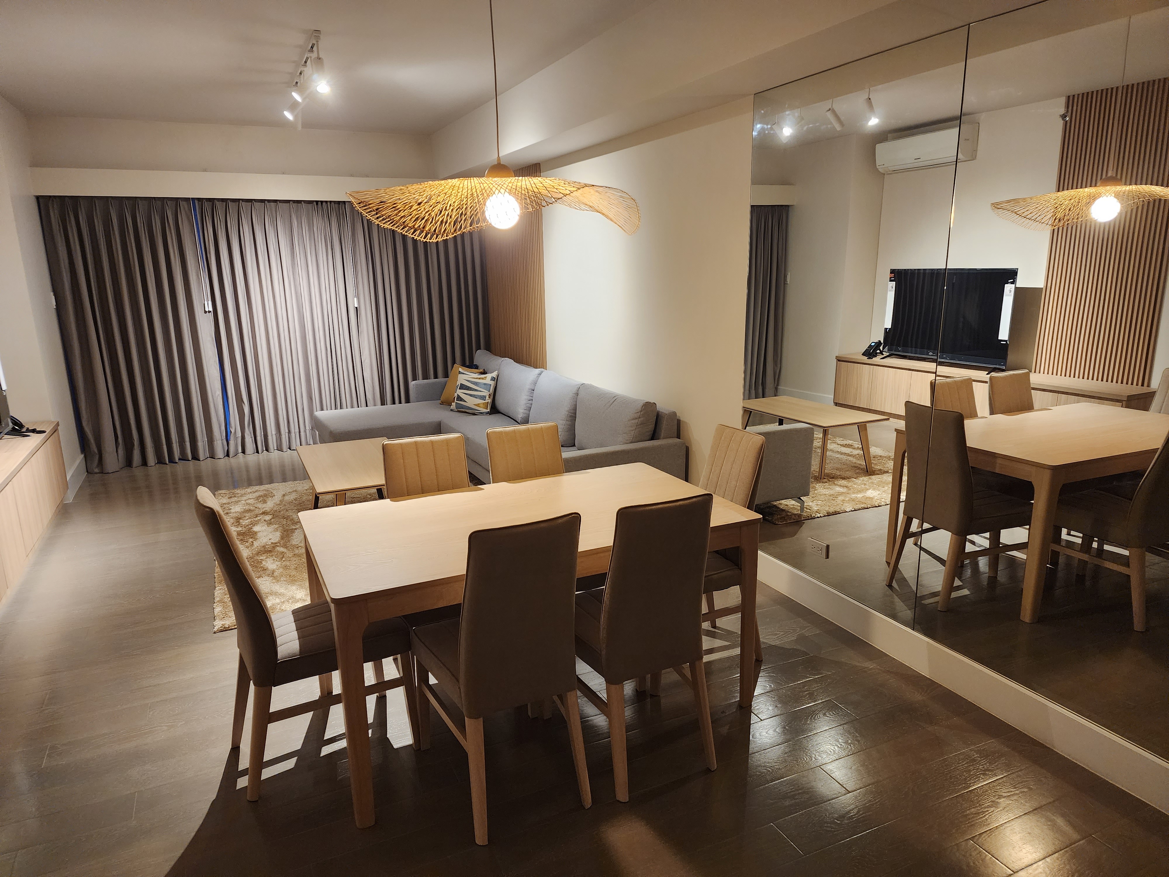 The Proscenium Residences Rockwell-дегі 2 жумелі толық жабдықталған пәтер