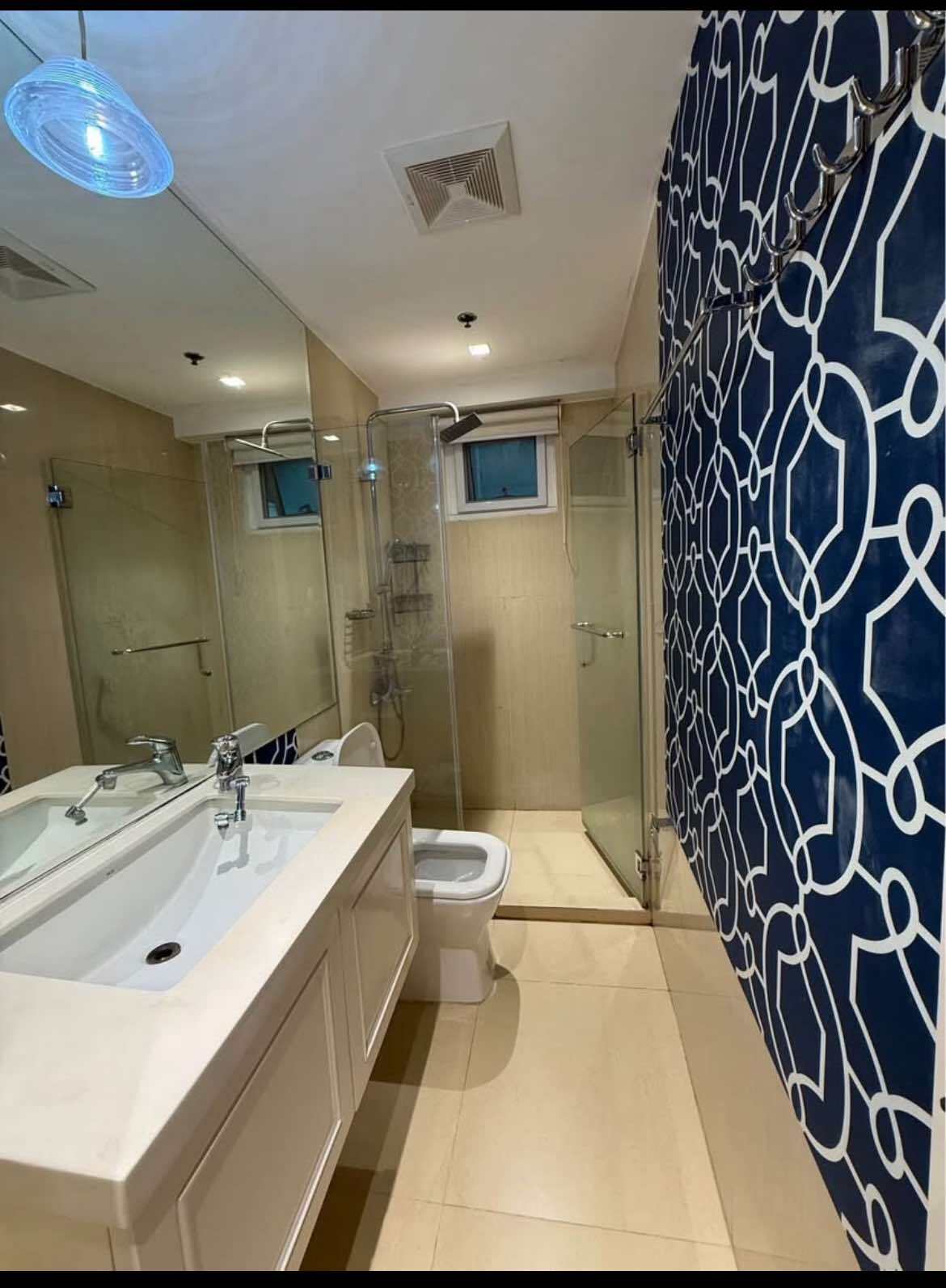 Two Serendra - Red Oak Tower, толық жабдықталған 2 бөлмелі пәтер