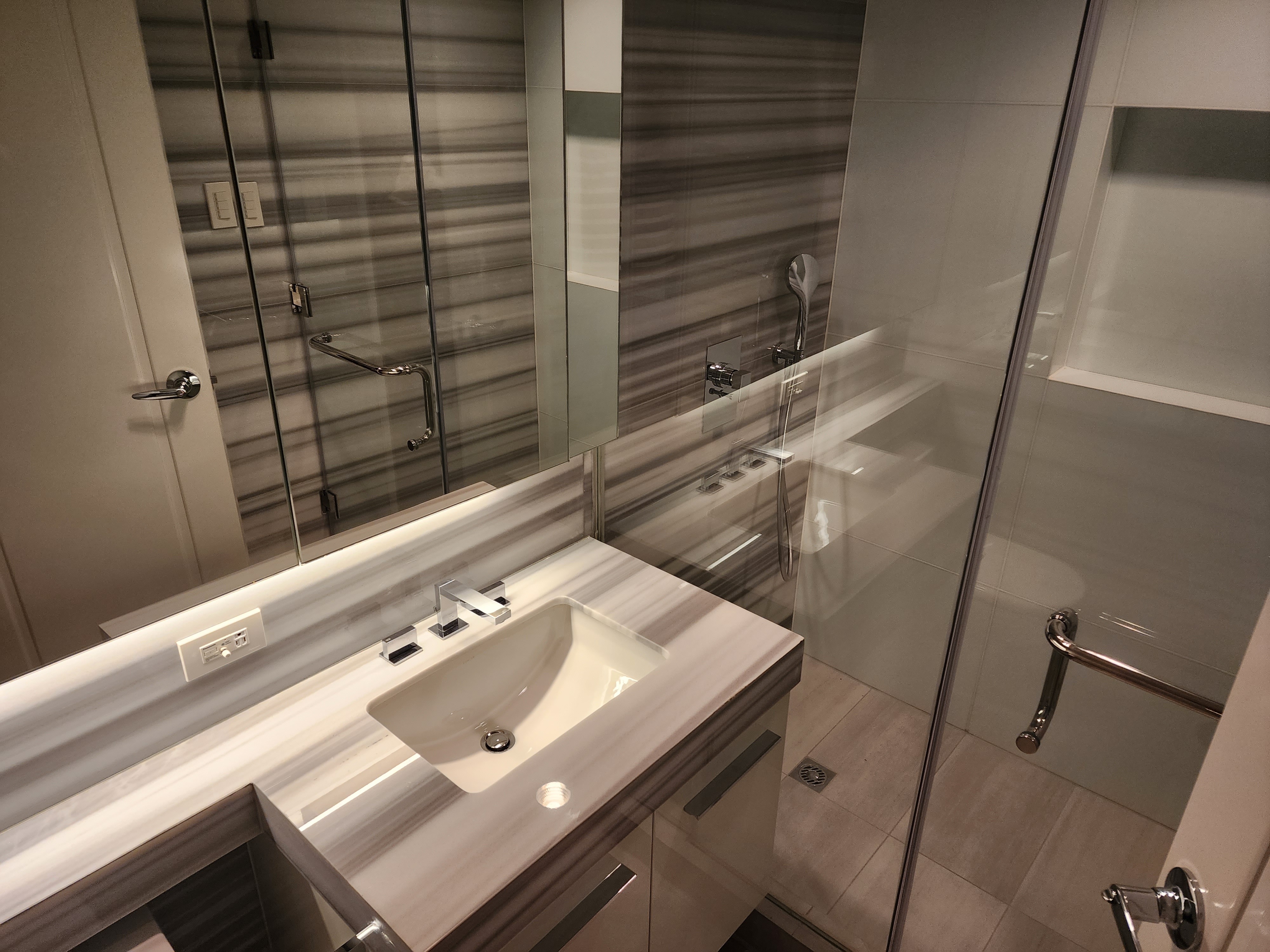 The Proscenium Residences Rockwell-дегі 2 жумелі толық жабдықталған пәтер