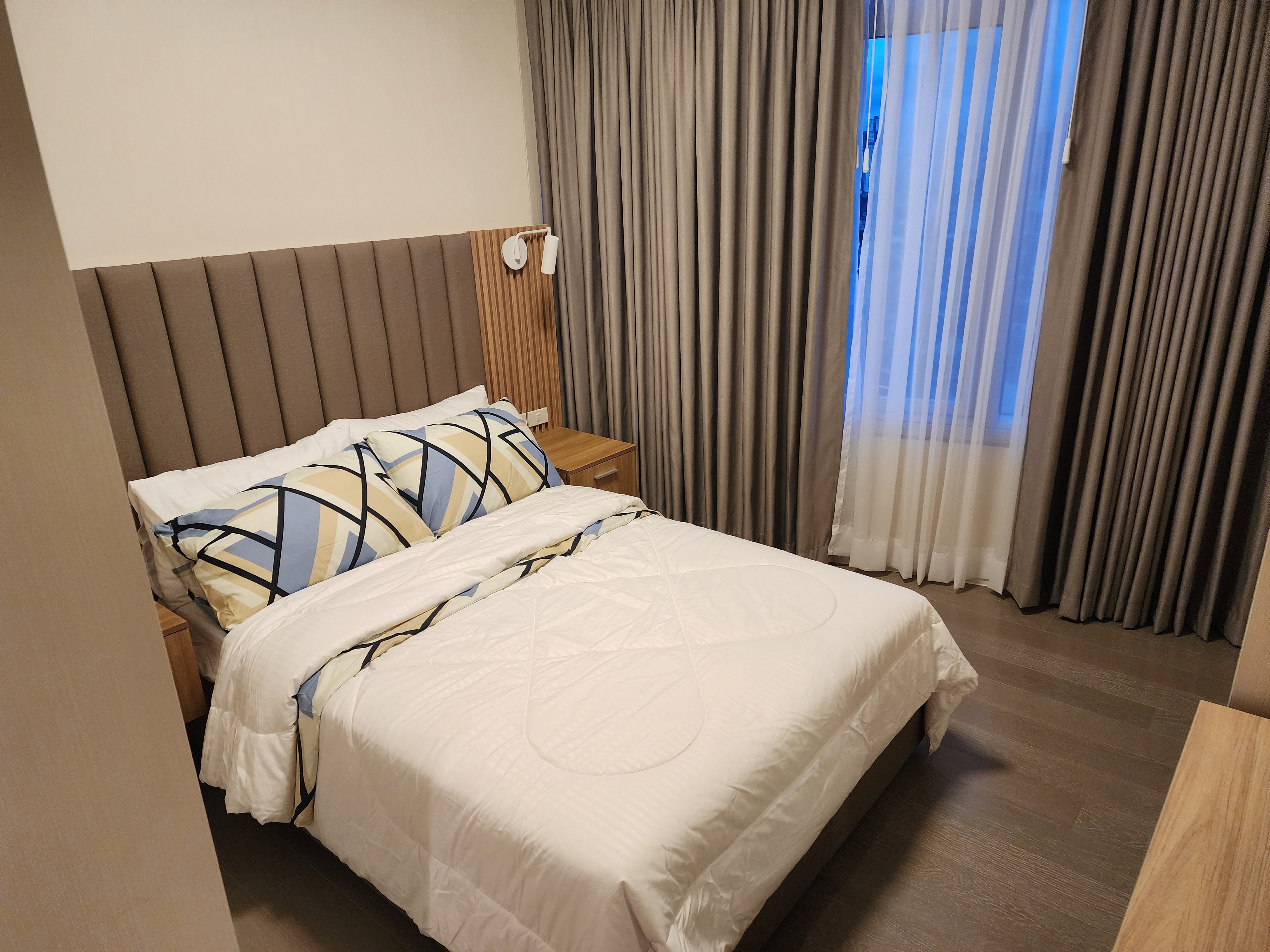 The Proscenium Residences Rockwell-дегі 2 жумелі толық жабдықталған пәтер