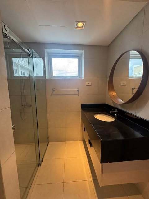100 West Makati толық жабдықталған 2 бөлмелі пәтер