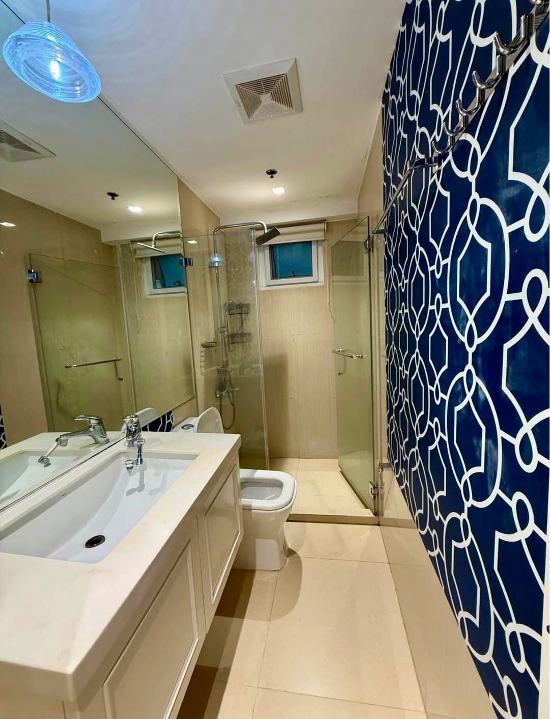 Red Oak, Two Serendra - SM Aura маңындағы 2 бөлмелі толық жабдықталған пәтер