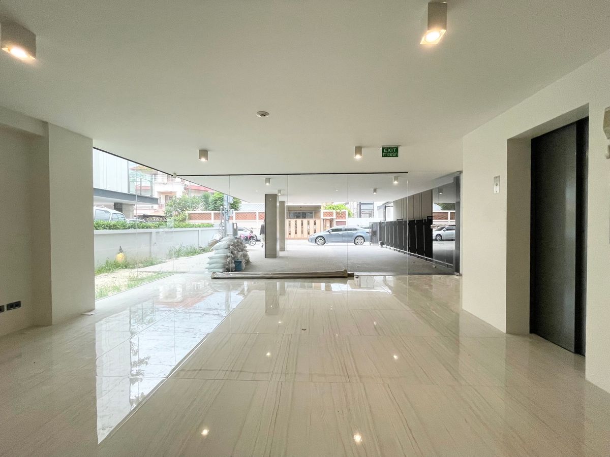 Home Office near Rama 9 with Private Lift and Airport Link Proximity