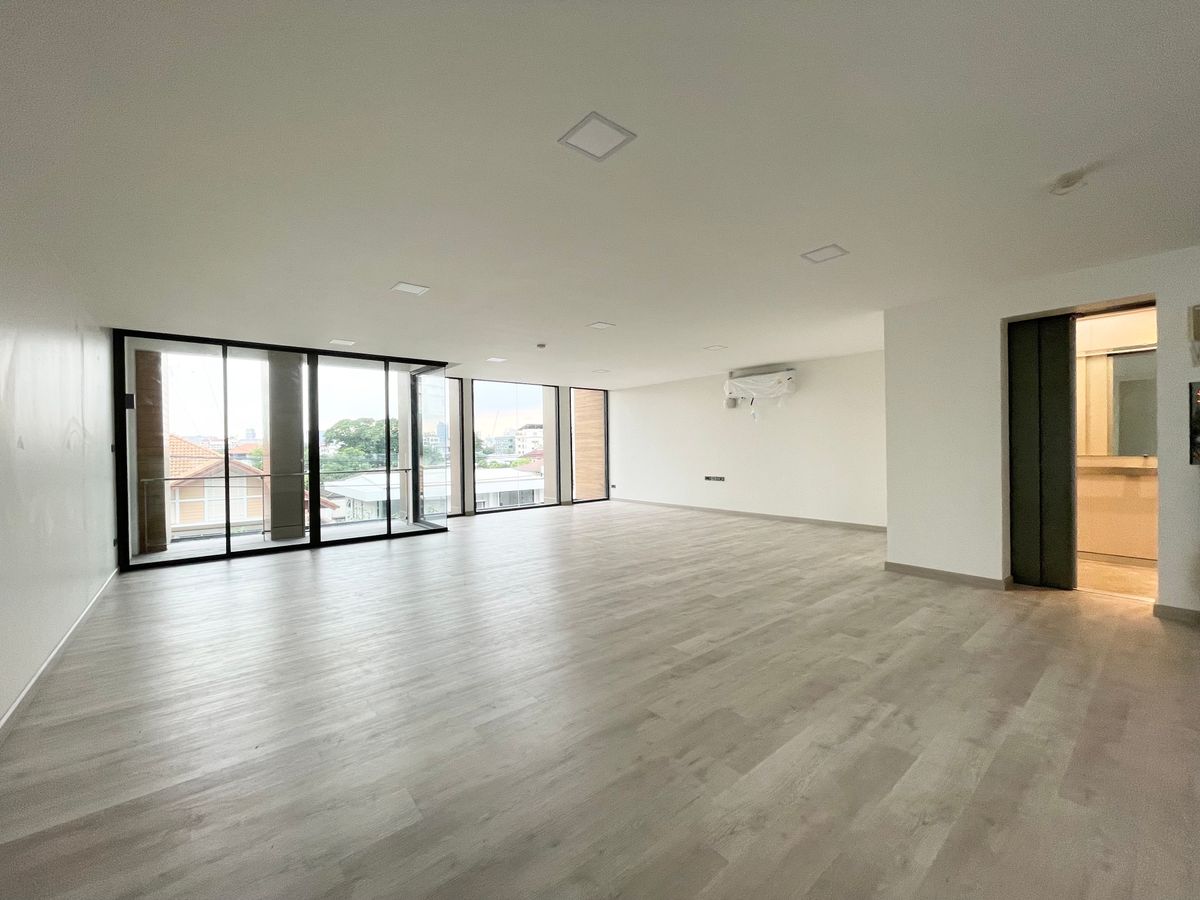 Home Office near Rama 9 with Private Lift and Airport Link Proximity
