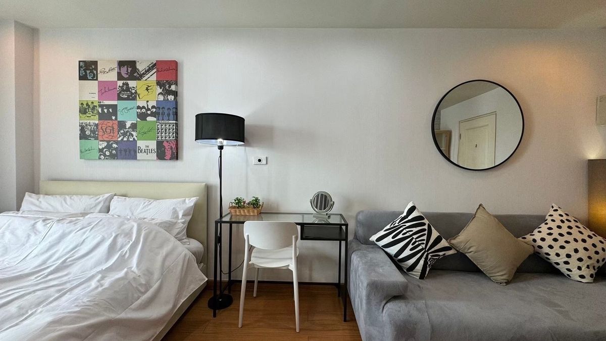 Studio Apartment with Modern Furnishings