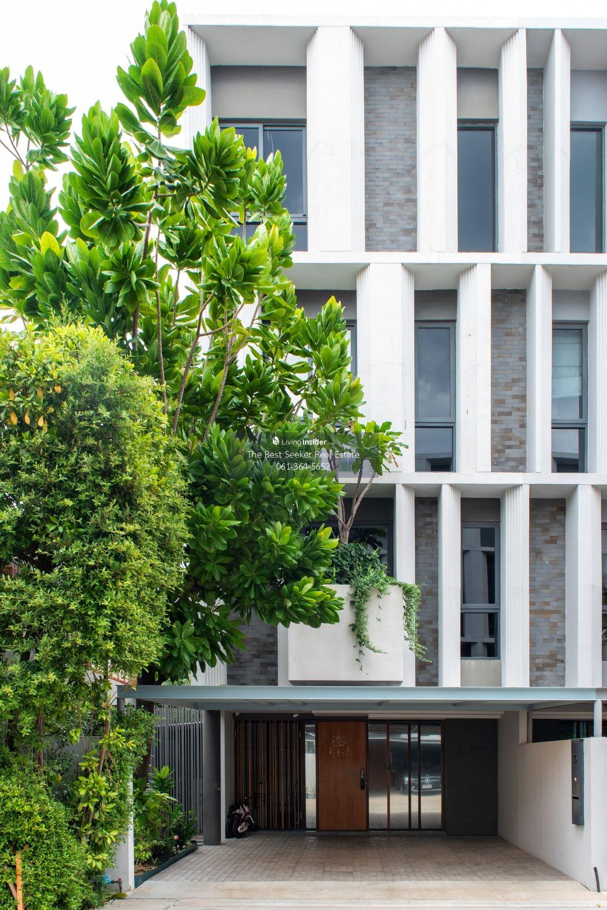 Corner Townhome with Swimming Pool Near MRT Lat Phrao