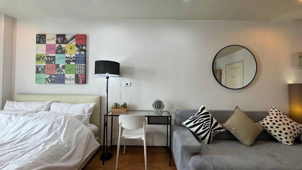 Studio Apartment with Modern Furnishings