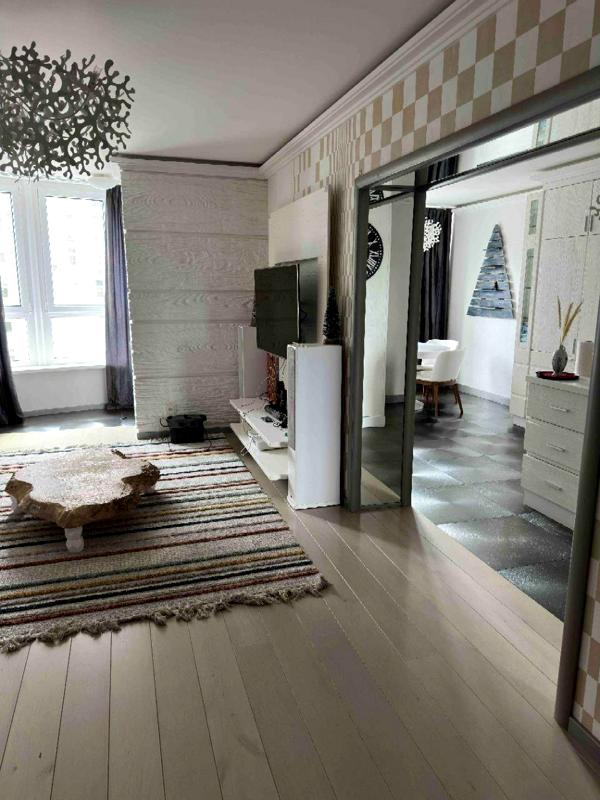 Stylish 4-Room Apartment with Designer Renovation in Prime Location