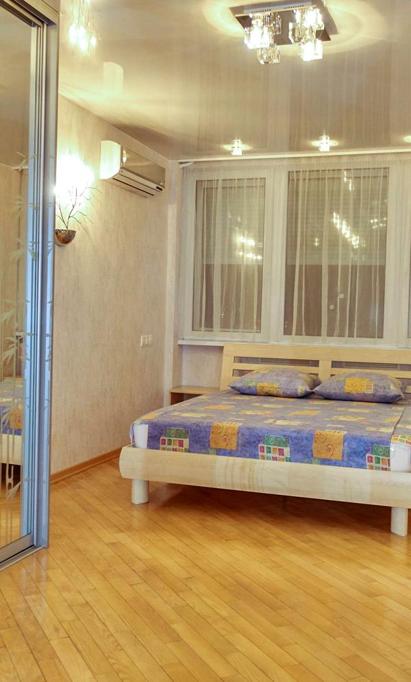 3-Bedroom Spacious Stalinka Apartment near Khreshchatyk