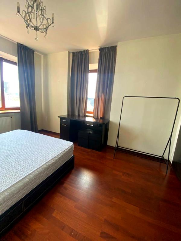 Centrally Located Apartment with Parking, Near Metro and Park