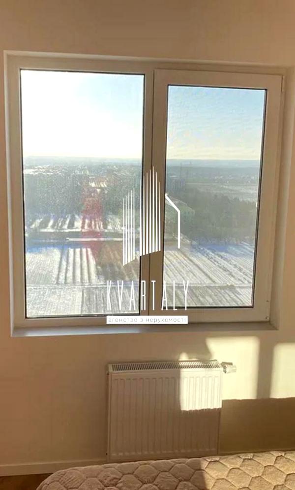 Spacious 1-bedroom apartment in Odeskyi Boulevard complex