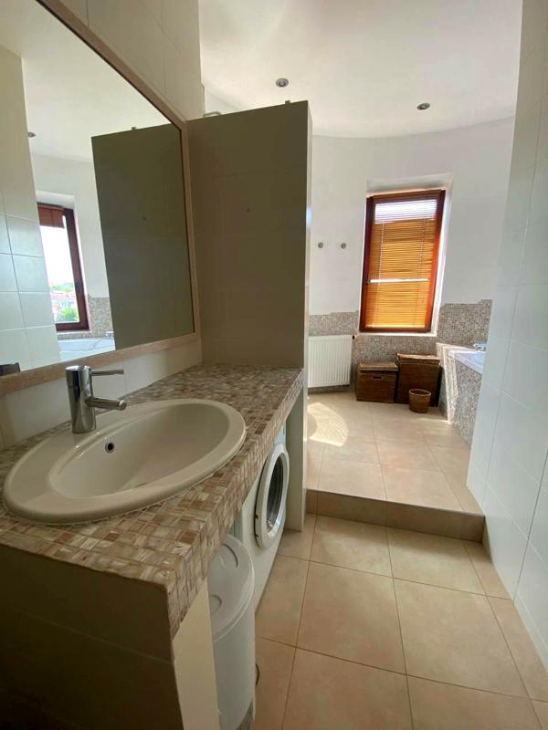 Centrally Located Apartment with Parking, Near Metro and Park