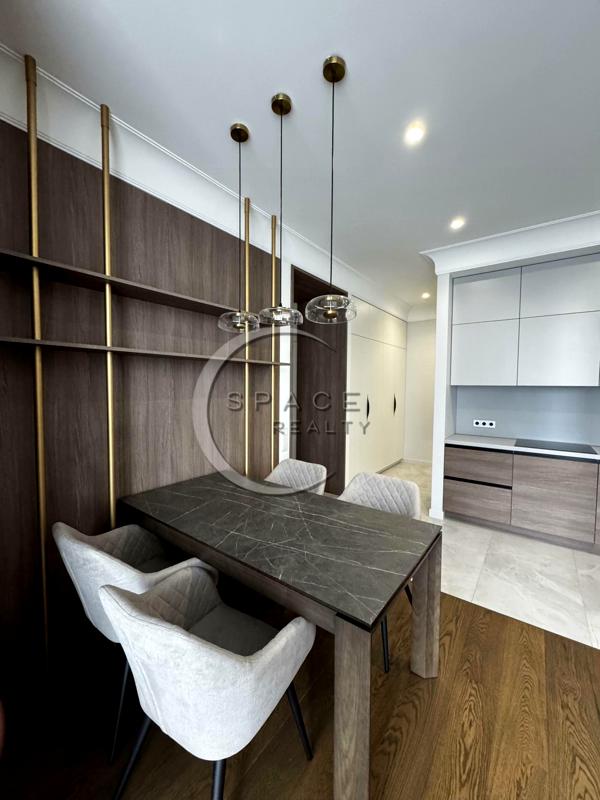 Modern 3-bedroom apartment with designer renovation and premium amenities