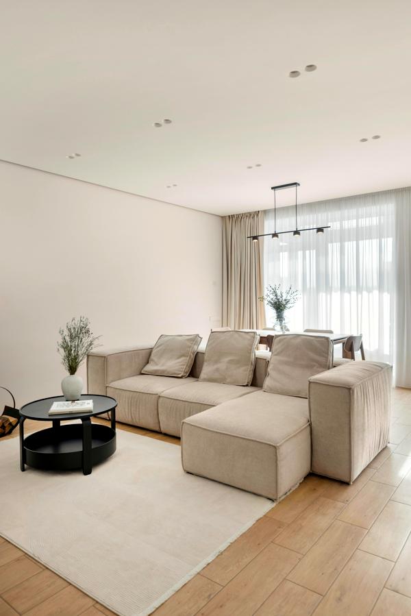 Designer Renovated Apartment with Advanced Features and Multiple Terraces