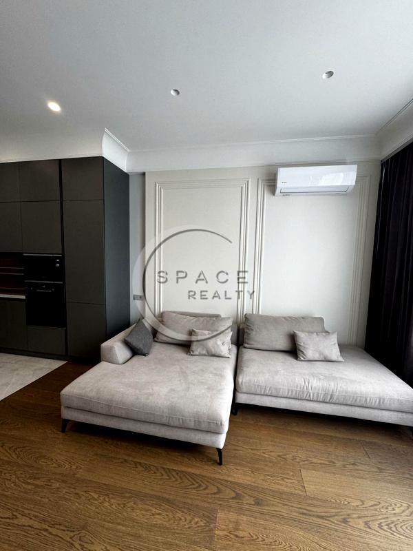 Modern 3-bedroom apartment with designer renovation and premium amenities