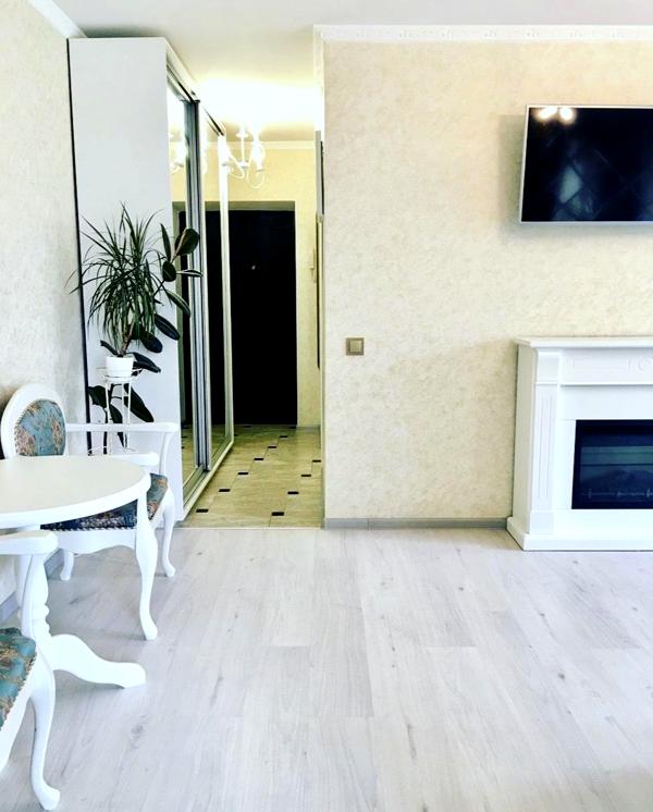 2-Room Apartment with Designer Renovation and Fireplace near Zvirynets Metro