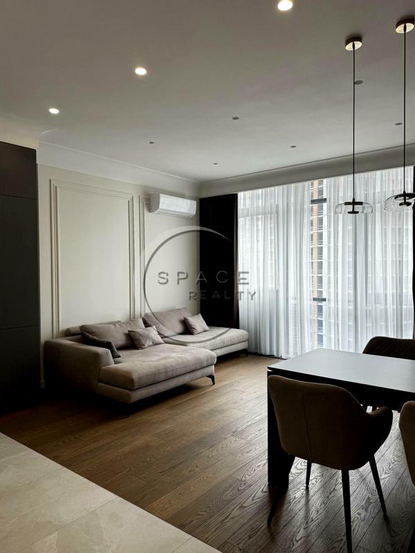 Modern 3-bedroom apartment with designer renovation and premium amenities