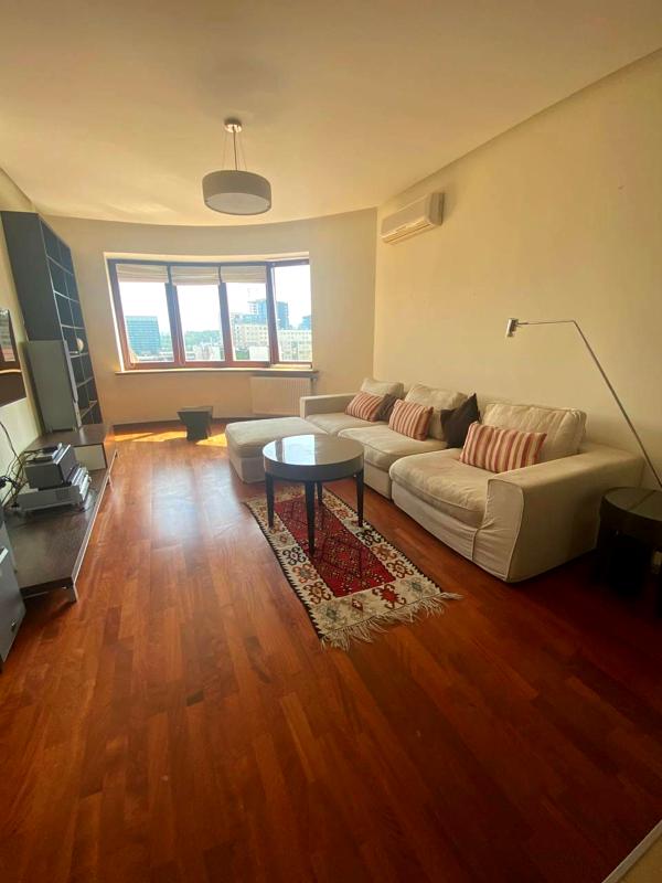 Centrally Located Apartment with Parking, Near Metro and Park