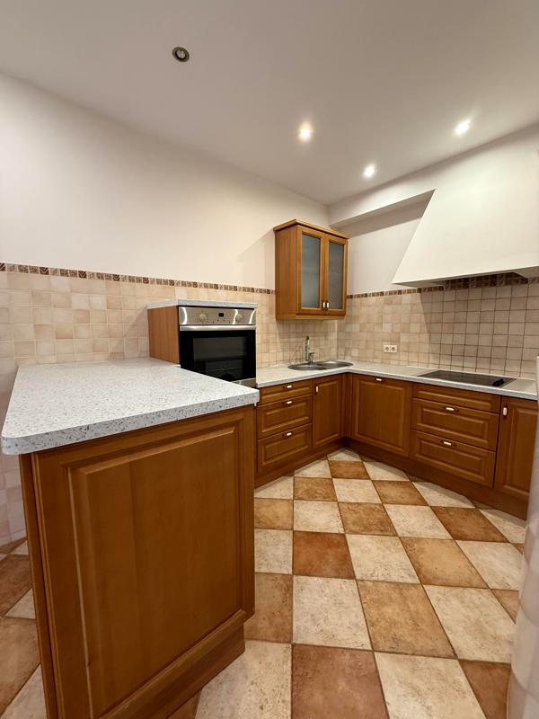 Spacious 3-Room Apartment in Podil, Kyrylivska Street