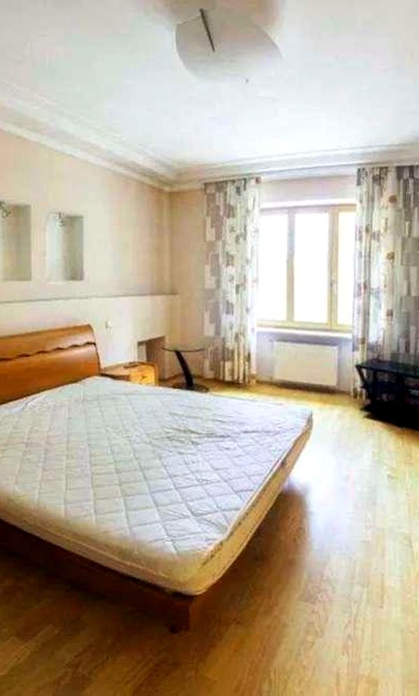 Spacious 4-Room Apartment in Pechersk District, Near Zvyrinets Metro