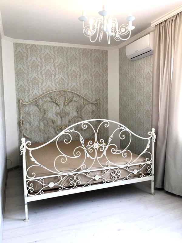 2-Room Apartment with Designer Renovation and Fireplace near Zvirynets Metro